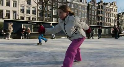 Ice_skating_on_Amsterdam.jpg