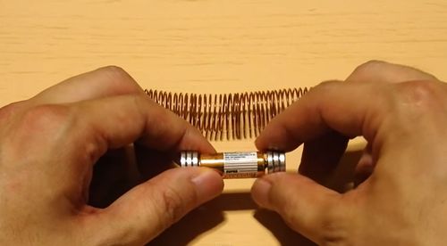 Worlds_Simplest_Electric_Train.jpg