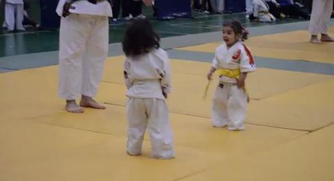 小さな女の子同士のかわいい柔道試合（動画） | naglly.com