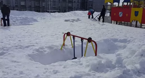 ロシアの子供たちは ブランコを雪の中から掘り出して遊ぶ 動画 Naglly Com