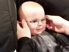 生まれて初めてメガネを掛けた赤ちゃん 動画 Naglly Com